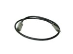 Czarny kabel QSFP zwinięty w okrąg, z metalowymi wtyczkami po obu końcach widocznymi na środku zdjęcia.