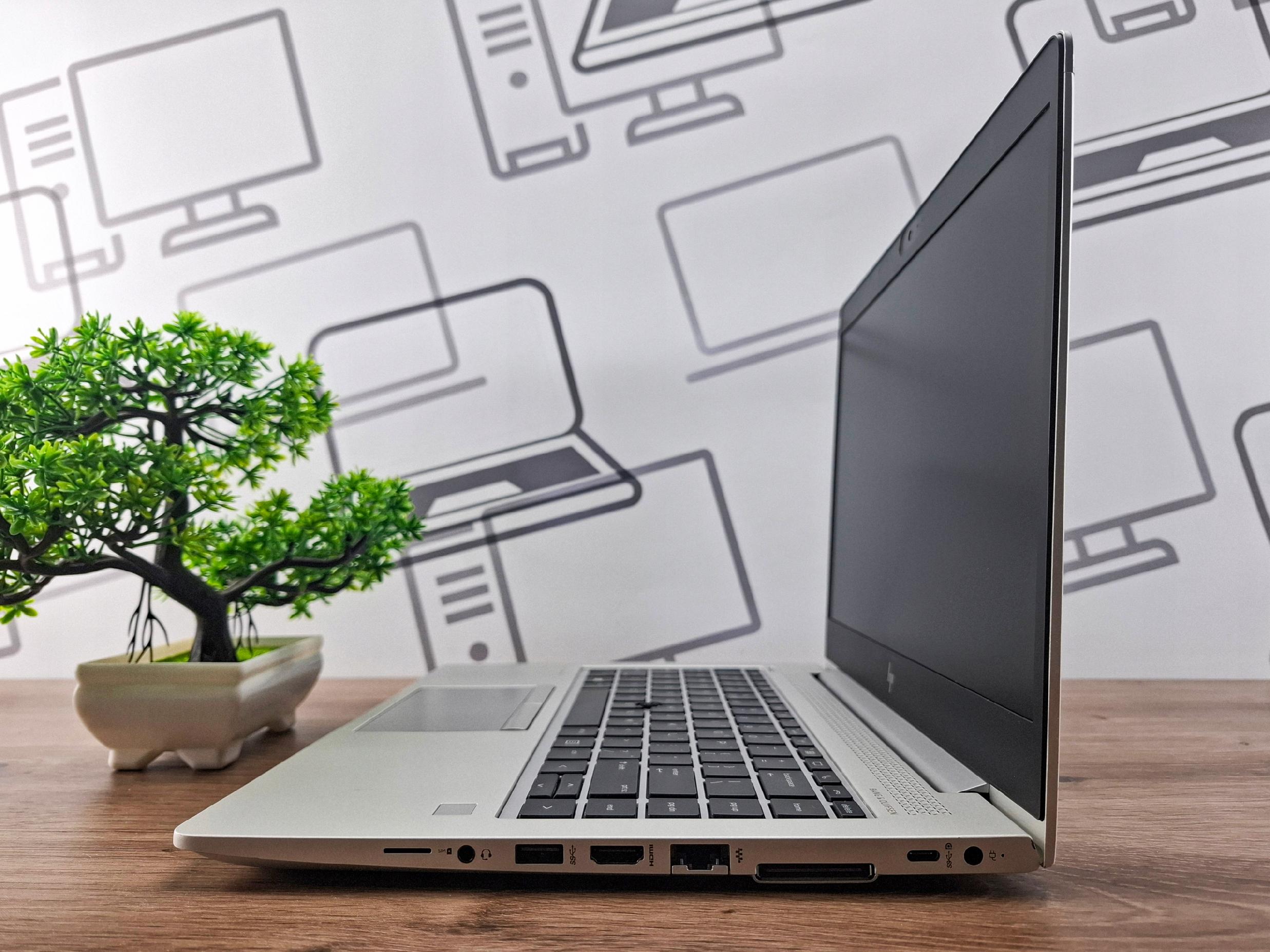 Laptop HP EliteBook 745 G5 lekko otwarty, widok z boku na klawiaturę i porty z prawej strony obudowy.