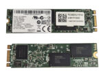Dwa dyski SSD M.2 2280 ułożone jeden nad drugim, widoczne strony z naklejkami i z układami pamięci.