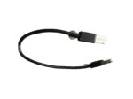 Krótki czarny kabel Leoni ze złączem USB-A z jednej strony i wtyczką micro-USB z drugiej, ułożony w łuk.