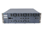 Przedni panel switcha Siemens XR552-12M z licznymi modułowymi slotami portów i uszami montażowymi do szafy rack.
