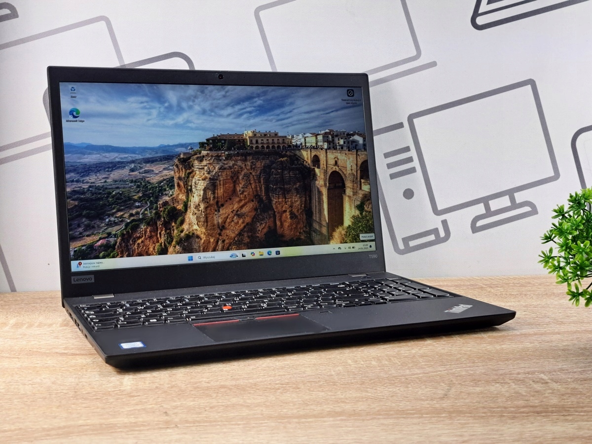 Otwarty laptop Lenovo ThinkPad T590 z boku, na ekranie widok mostu nad kanionem, obudowa czarna bez widocznych rys.