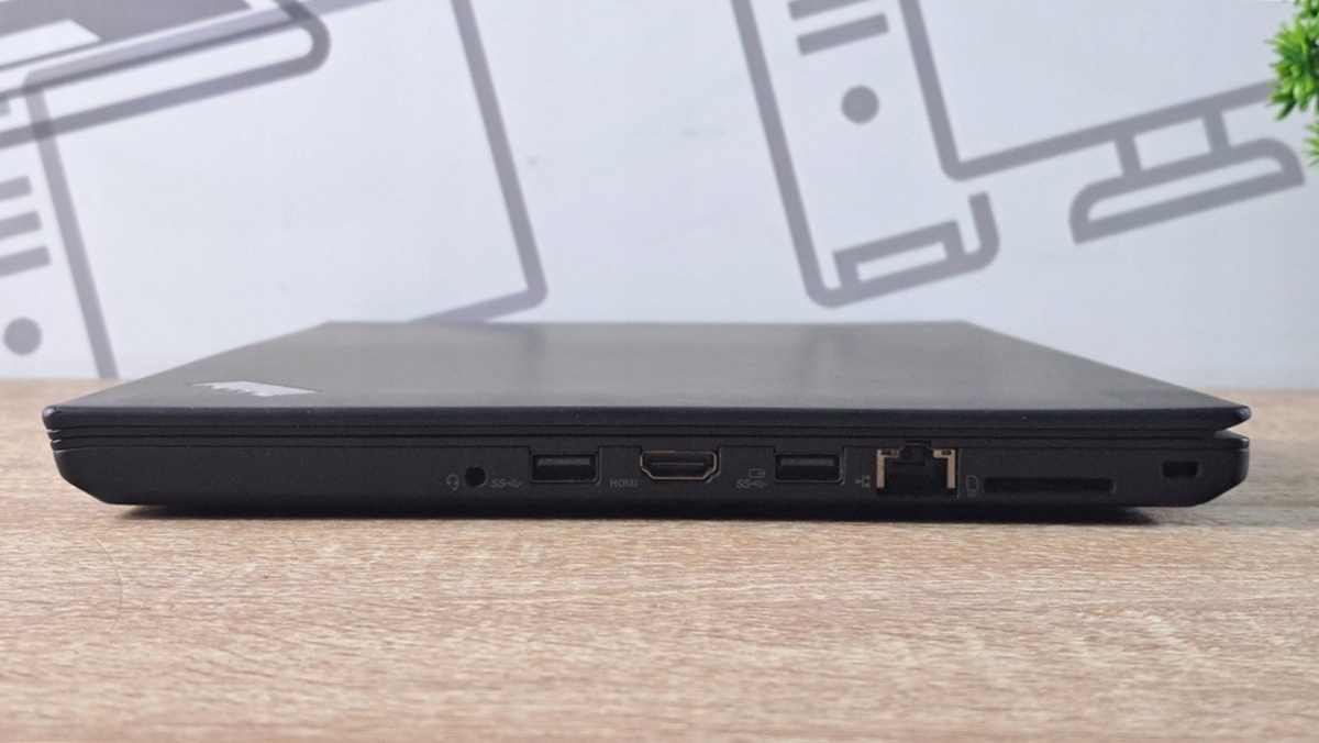 Prawy bok zamkniętego laptopa Lenovo ThinkPad, widoczne porty USB, HDMI, RJ45 i gniazdo blokady Kensington.