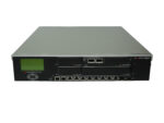 Przód firewalla Fortinet z wyświetlaczem LCD, rzędami portów RJ45 i dwoma slotami SFP.