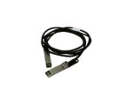 Kabel SFP+ ze zwojem czarnego przewodu i metalową wtyczką modułu widoczną w kadrze na białym tle.