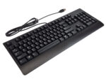 Czarna przewodowa klawiatura Lenovo z pełnym układem klawiszy i klawiaturą numeryczną, kabel USB zwinięty z boku.