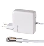 Biała ładowarka Apple z wtyczką europejską i kablem zakończonym prostokątną wtyczką MagSafe typu L