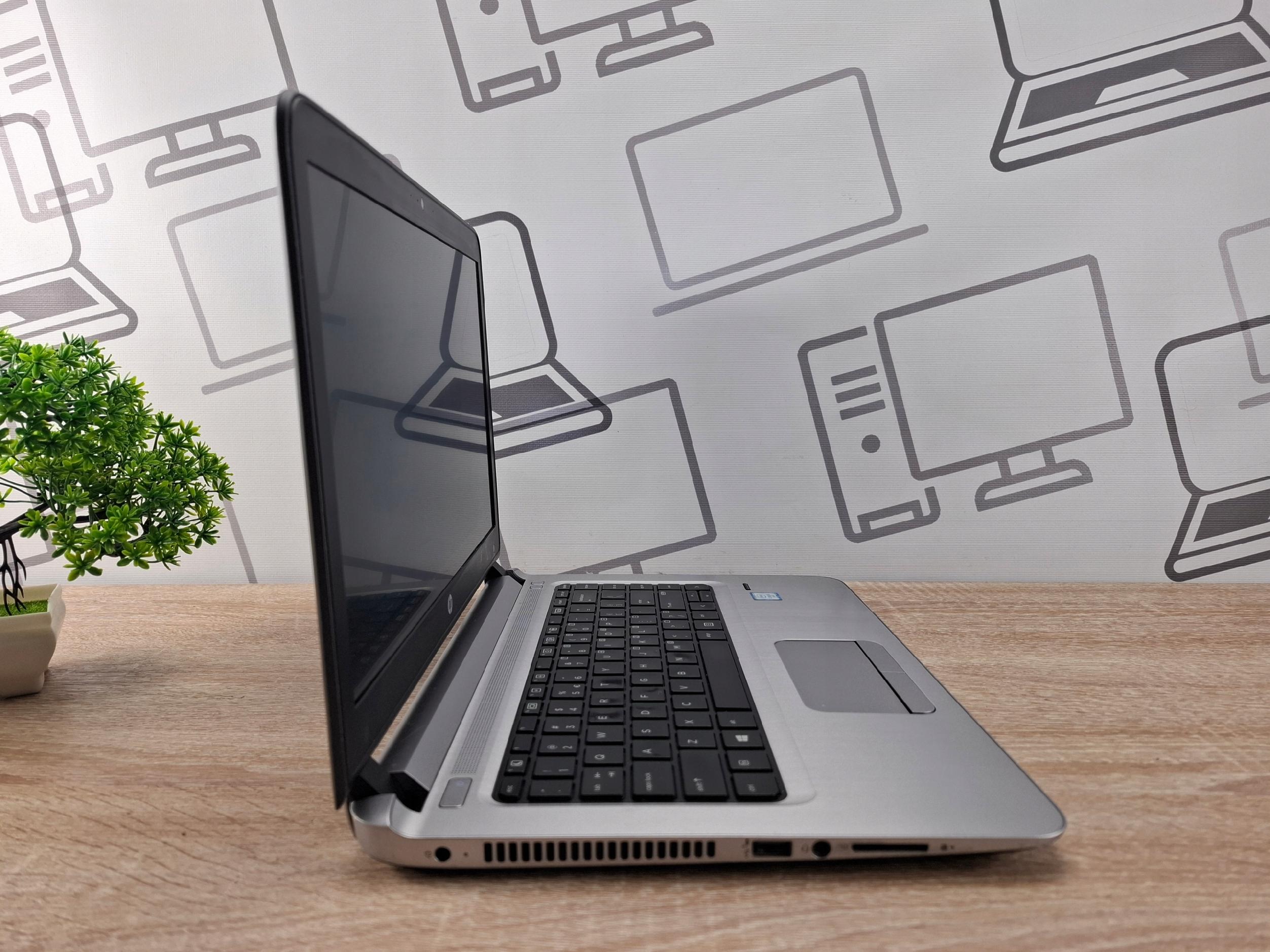 Laptop HP ProBook widoczny z boku, uchylony pod ostrym kątem, widać klawiaturę i otwory wentylacyjne z lewej strony obudowy.