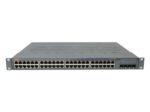 Przedni panel switcha Aruba z czterema rzędami portów RJ45 PoE, czterema slotami SFP i uszami montażowymi.