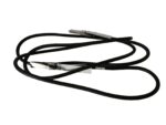 Zwinięty czarny kabel z metalowymi wtyczkami QSFP+ na obu końcach, luzem na białym tle, z naklejkami na złączach.