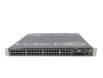 Przedni panel switcha Force10 z rzędami portów RJ45 i slotami SFP, zamontowane uszy montażowe do szafy rack.