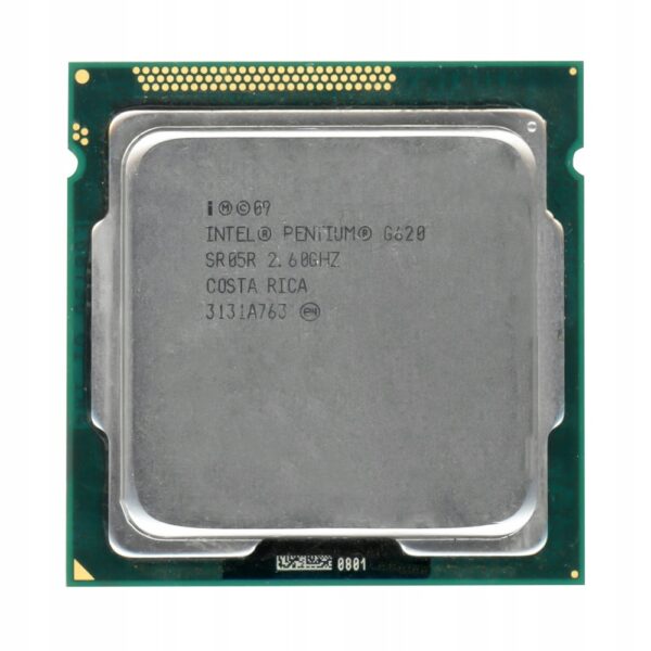 Procesor Intel Pentium G620 widoczny od góry, złota metalowa puszka ze specyfikacją i widoczne złocone piny na krawędzi.