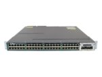 Przód switcha Cisco z czterema rzędami portów RJ45 i modułem SFP+ po prawej stronie obudowy.
