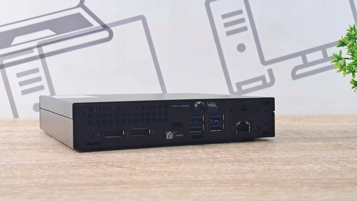 Tylny panel Dell 7050 Micro z portami USB, złączem zasilania i wyjściem wideo, obudowa lekko pod kątem.