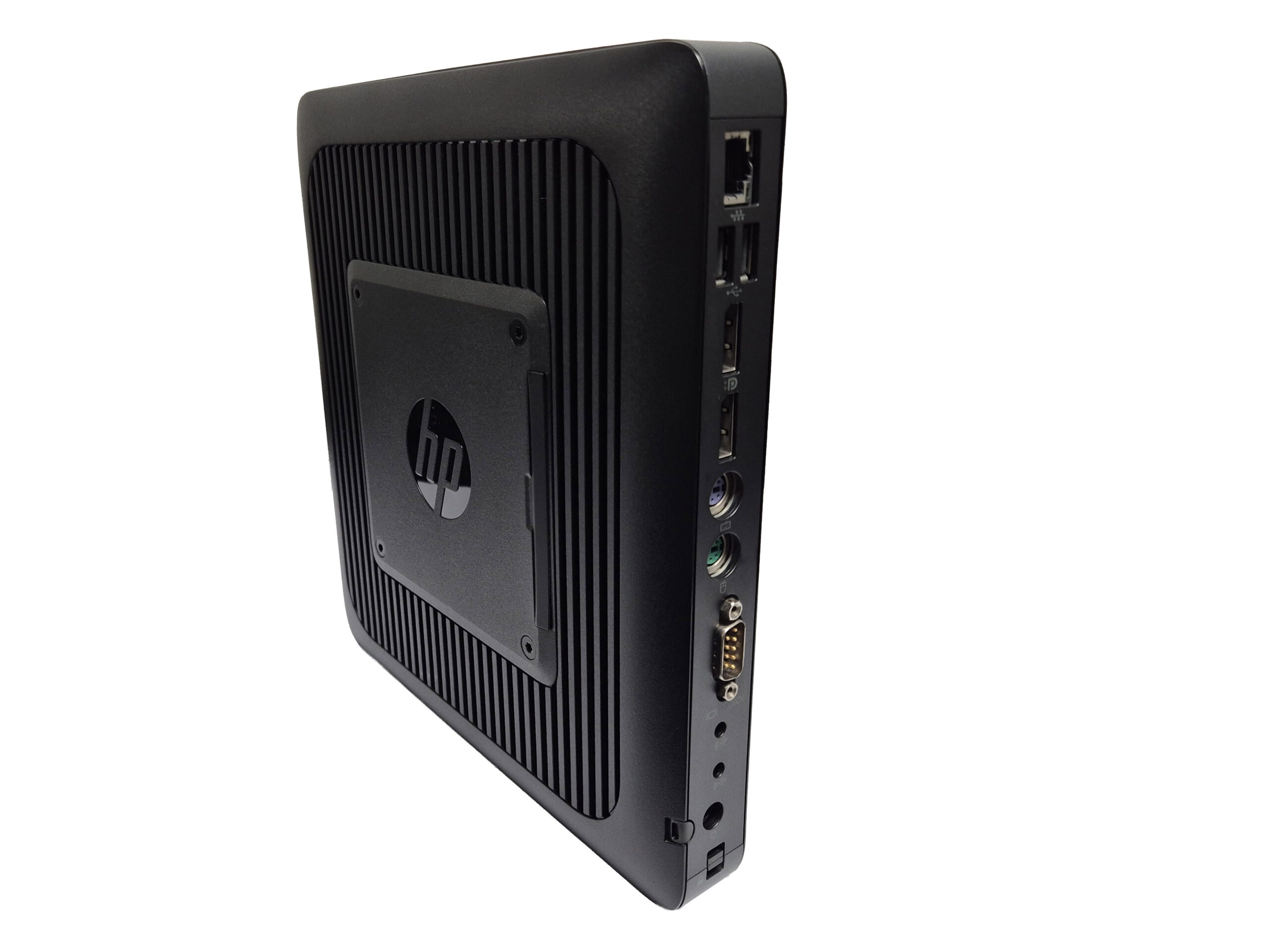 Thin client HP t620 pod kątem z boku, widoczna kratka wentylacyjna z logo HP oraz porty i diody na panelu bocznym.