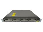 Przedni panel switcha Cisco z 48 portami RJ45 w czterech rzędach i uszami montażowymi po bokach.