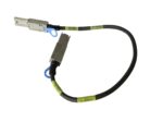 Krótki kabel SAS z metalowymi wtyczkami na obu końcach i żółto-zielonymi etykietami na oplocie, ułożony w łuk.