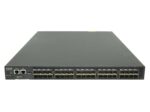 Przedni panel switcha IBM z czterdziestoma portami SFP+ w rzędach oraz dwoma portami zarządzania po lewej stronie.