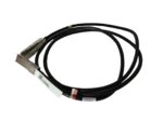Zwinięty czarny kabel QSFP-QSFP z metalowymi złączami na obu końcach i białą naklejką z opisem.