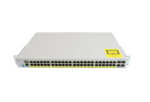 Przedni panel switcha HP z rzędami portów RJ45, żółtą naklejką na obudowie i uszami montażowymi do szafy rack.