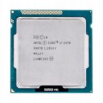 Procesor Intel Core i5-3470 widziany z góry, metalowa pokrywa ze złotymi krawędziami i pinami na płycie zielonego obwodu.