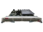 Moduł Cisco Nexus z 48 portami SFP w rzędach na przednim panelu i widoczną płytą elektroniczną nad nim.