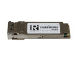 Moduł QSFP+ Extreme Networks w metalowej obudowie, widok z przodu z portem światłowodowym i naklejką z etykietą.