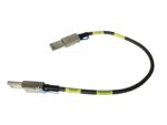 Krótki kabel SAS z metalowymi wtykami SFF-8088 na obu końcach, oznaczony żółtymi etykietami z opisem.