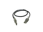 Kabel Mini-SAS z metalowymi wtyczkami na obu końcach, ułożony w łuk na białym tle, z naklejką na przewodzie.