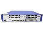 Przód switcha Hirschmann MACH4002 z modułowymi kartami portów RJ45, niebiesko-biała obudowa z uszami montażowymi.
