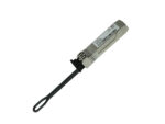 Moduł SFP+ Brocade z metalową obudową i czarnym uchwytem do wysuwania, ustawiony pionowo na białym tle.