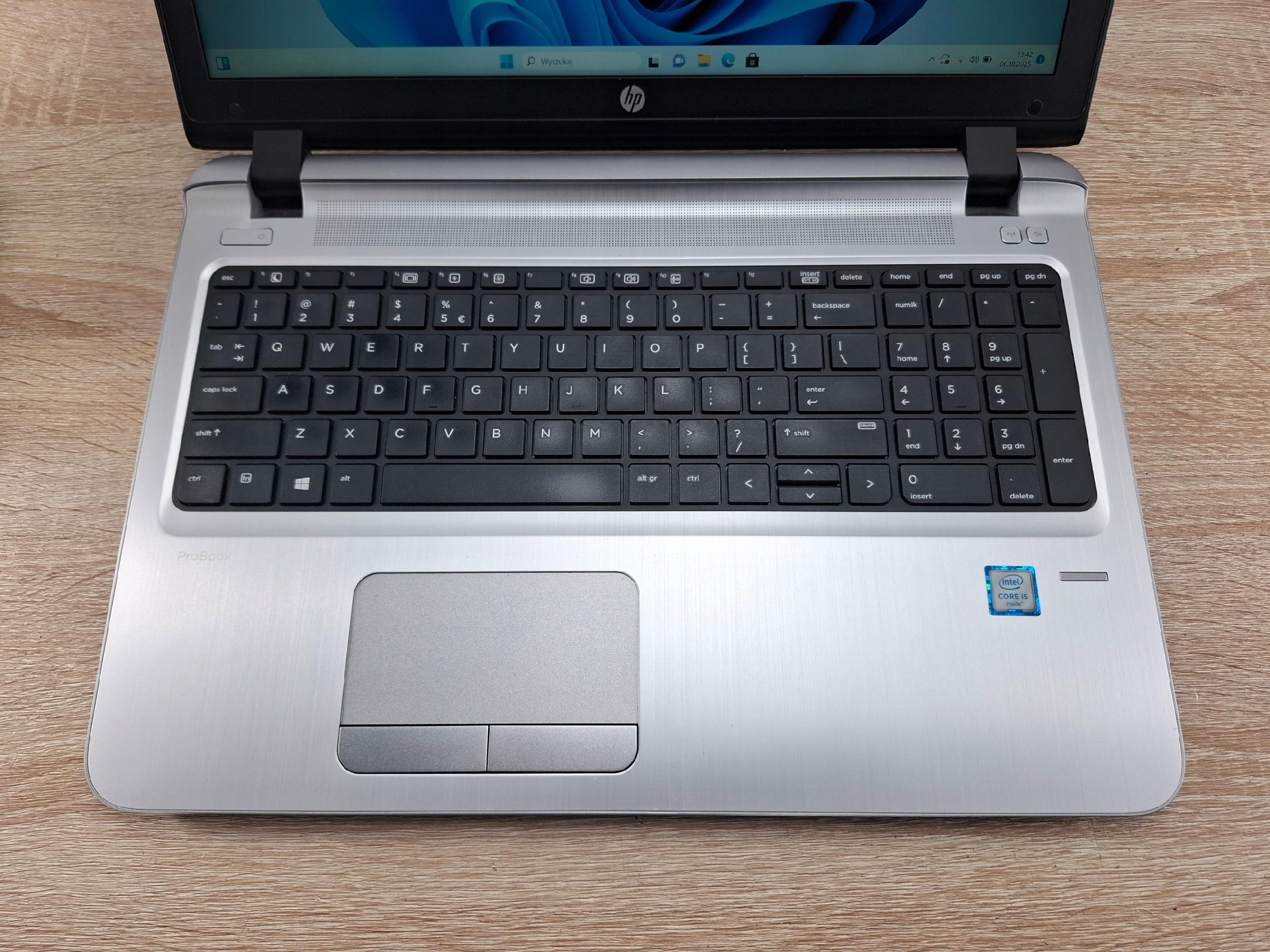 Otwarty laptop HP ProBook 450 G3 z góry, widoczna klawiatura, touchpad i srebrna obudowa z niewielkimi śladami użytkowania.