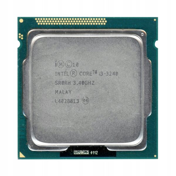 Procesor Intel Core i3-3240 widziany z góry, złota metalowa puszka ze oznaczeniami pośrodku zielonej płytki ze złotymi kontaktami.