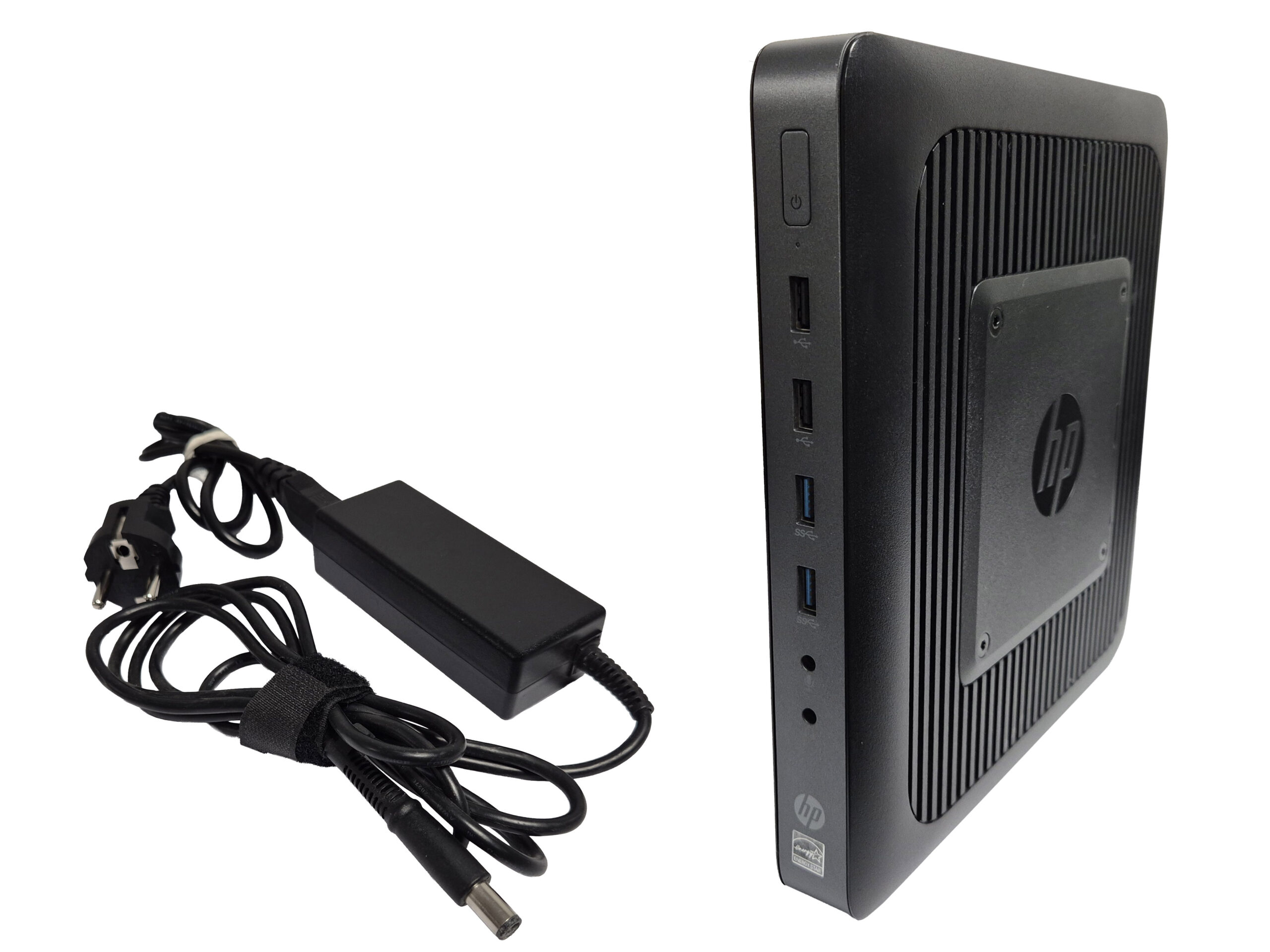 Thin client HP t620 stojący pionowo z widocznymi otworami wentylacyjnymi, obok czarny zasilacz z kablem zasilającym.