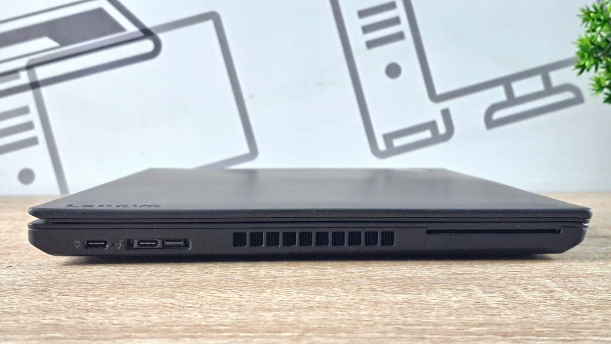 Zamknięty laptop Lenovo ThinkPad widziany z boku, widoczne porty USB-C, USB-A i otwory wentylacyjne.