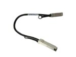 Krótki czarny kabel QSFP-QSFP z metalowymi wtyczkami na obu końcach, ułożony w łuku na białym tle.