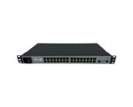 Przedni panel switcha Avocent Cyclades ACS5032 z 32 portami RJ45 w rzędach oraz uszami montażowymi do szafy rack.