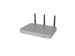 Firewall Cisco Meraki MX60W pod kątem z boku, widoczne trzy czarne anteny i rząd portów oraz diod z przodu.
