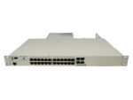 Przedni panel switcha Alcatel-Lucent z 24 portami RJ45 i czterema portami combo SFP, widok pod kątem z uszami montażowymi.