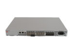 Przedni panel switcha Brocade 300 z dwoma portami RJ45, rzędem portów SFP FC i gniazdem zasilania z prawej strony.