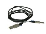 Zwinięty czarny kabel SAS z metalową wtyczką SFF-8470 z jednej strony i wąską końcówką z drugiej, obie z zawieszkami.