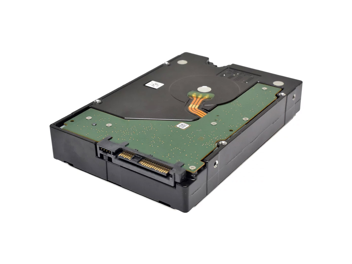 Dysk twardy 3.5 cala Seagate od spodu, widoczna zielona płytka elektroniki i złącze SAS z zasilaniem.