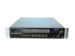 Przód urządzenia TippingPoint z licznymi portami SFP i RJ45, wyświetlaczem LCD i uszami montażowymi rack.