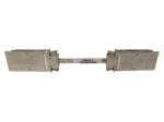 Kabel Amphenol Stacking z metalowymi złączami płytowymi po obu końcach i naklejką z etykietą na środku.