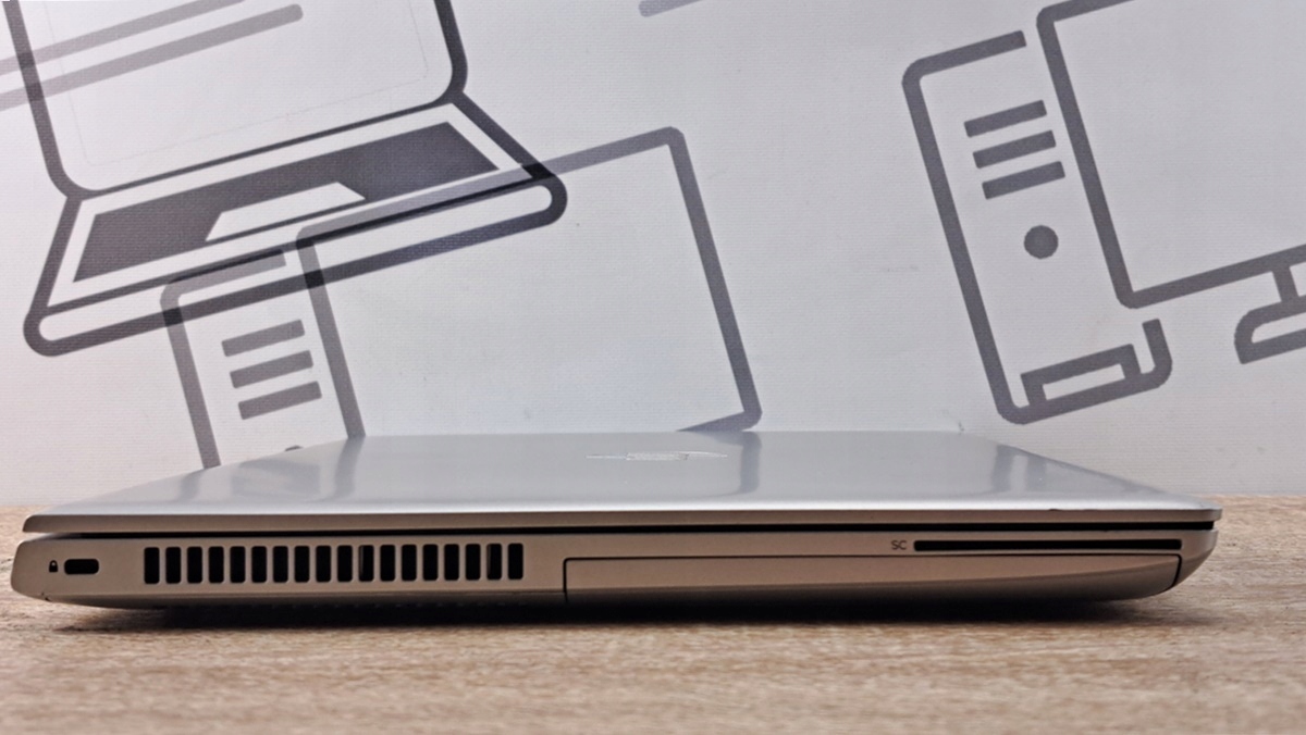 Prawy bok zamkniętego laptopa HP ProBook z widoczną kratką wentylacyjną, napędem optycznym i gniazdem linki zabezpieczającej.