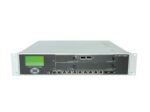 Przedni panel firewalla Fortinet z wyświetlaczem LCD, klawiaturą nawigacyjną i rzędem portów sieciowych oraz slotów.