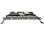 Moduł Brocade FC16-48 pod kątem z boku, widoczne dwa rzędy portów SFP+ oraz płyta elektroniczna karty