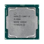 Procesor Intel Core i5-8500 widziany z góry, metalowy wieczko z nadrukiem oznaczenia modelu, złote piny na krawędzi.