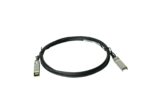 Kabel SFP+ zwinięty w luźny okrąg, z metalowymi wtyczkami z obu końców na białym tle.