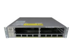 Przód switcha Cisco WS-C4900M z ośmioma gniazdami X2 i uszami montażowymi, obudowa z widocznymi śladami użytkowania.